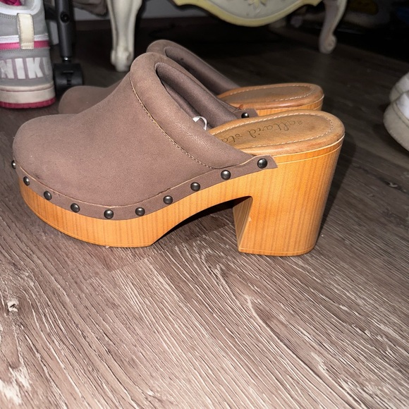 high heel clogs - Picture 2 of 4